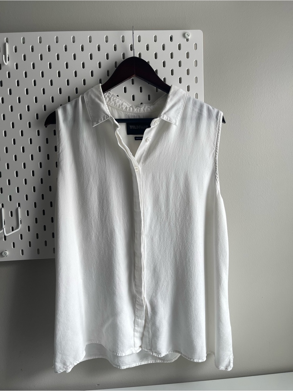 Wildfang White Sleeveless Button-Up Blouse